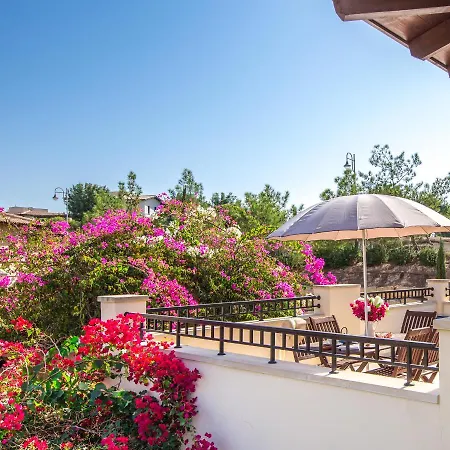 Aglaia 2 Beds Apt. - Sleeps 4 *