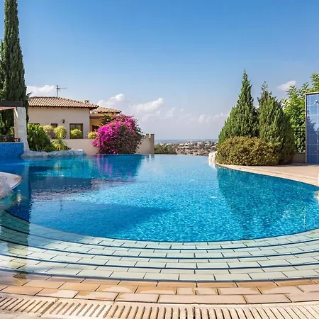 Aglaia 2 Beds Apt. - Sleeps 4 *
