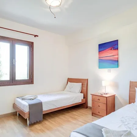 Aglaia 2 Beds Apt. - Sleeps 4 *